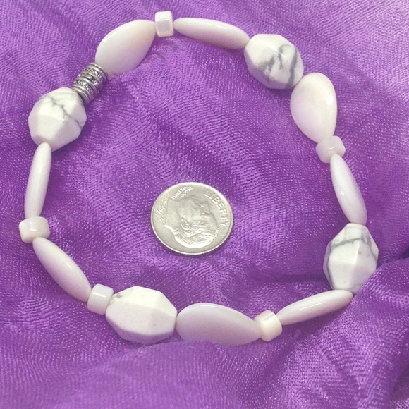 Mother of Pearl & White Howlite Stretch Bracelet - Picture 6 of 9